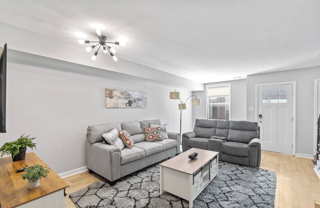 Modern Townhome w/Balcony Walk to FUSE Stadium