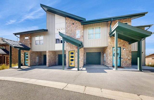 Modern townhome w/private hot tub, mountain views, outdoor space