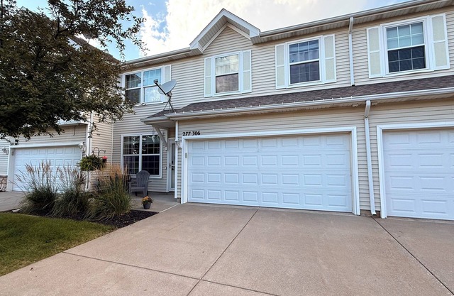 Modern Townhouse Near Jordan Creek & Topgolf ~ Spacious 2-Story Retreat