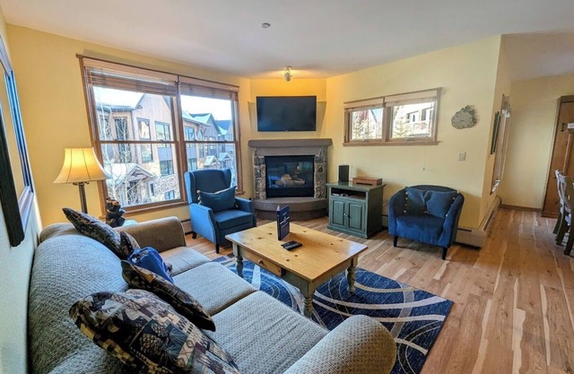 Modern Unit, Perfect for Couples, Walk to Gondola