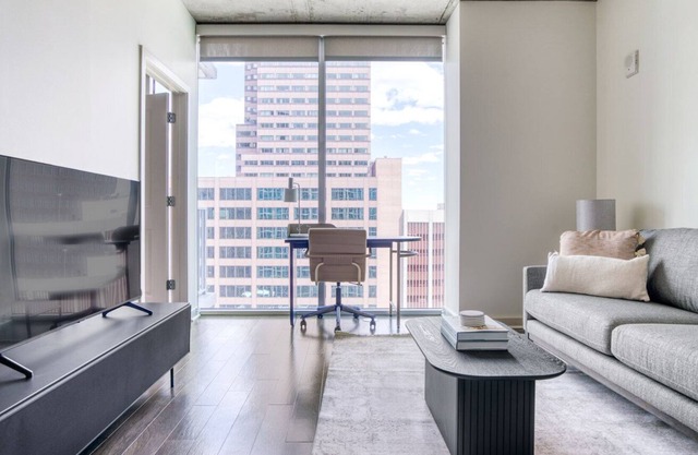 Modern Upper Downtown 1BR w/ Gym & Pool near 16th St Mall, by Blueground