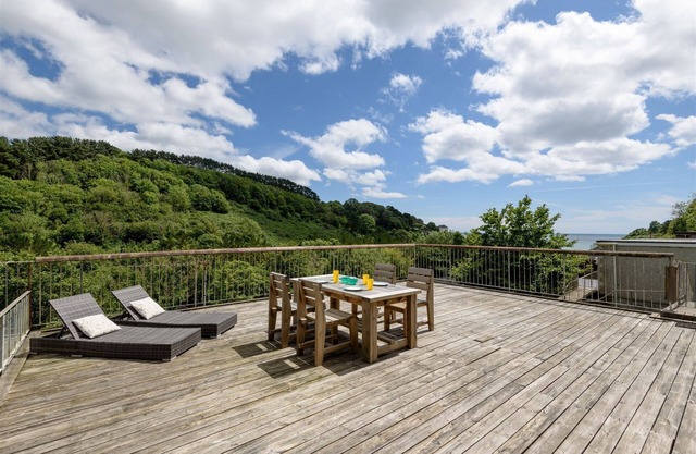 Modern villa for four with large balcony and sea views, two minute walk from the beach!