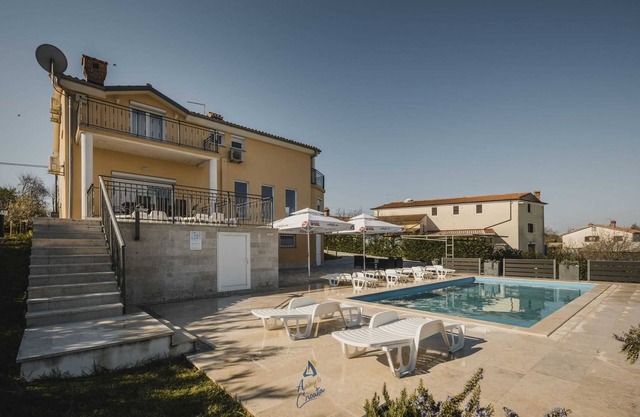 Modern Villa with Heated Pool Close to Beaches for up to 8+2 Guests