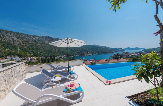 Modern Villa with Infinity Pool and Stunning Sea View Dia