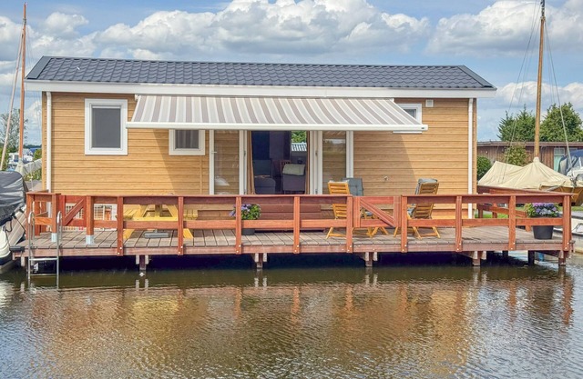 Modern waterfront chalet with airco and terrace