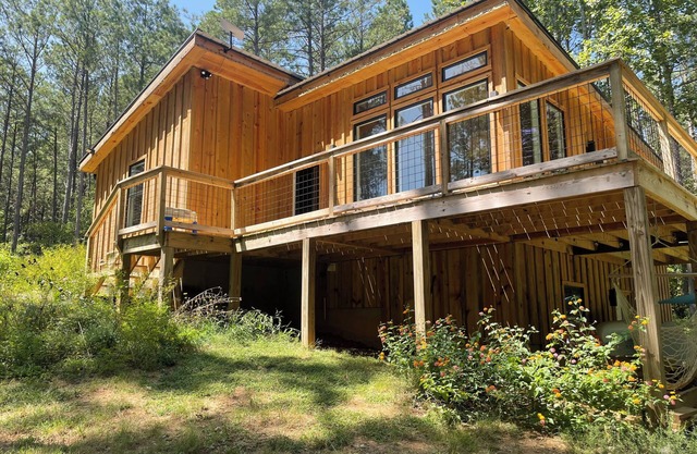 Modern, woodsy 2-bedroom cabin for pet-friendly, family-friendly, cozy getaways