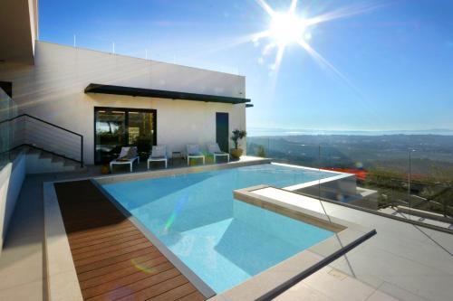 Moderna villa "Split na dlanu" s grijanim bazenom