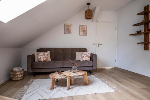 Moderne 2 Raum - Arbeitsplatz - SmartTV - Zentral - ruhiges Dachgeschoss