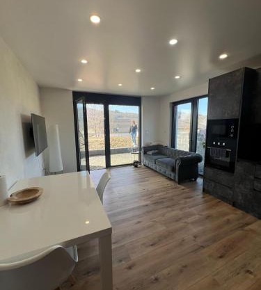 Moderne Neubau Wohnung mit Terasse