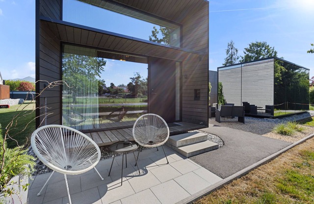 Modernes Tiny Haus in der Nähe von den Bergen