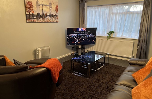 Mona’s AirB&B in quiet cul-de-sac. 3 bedrooms, 4 beds plus sofabed. Sleeps 6.