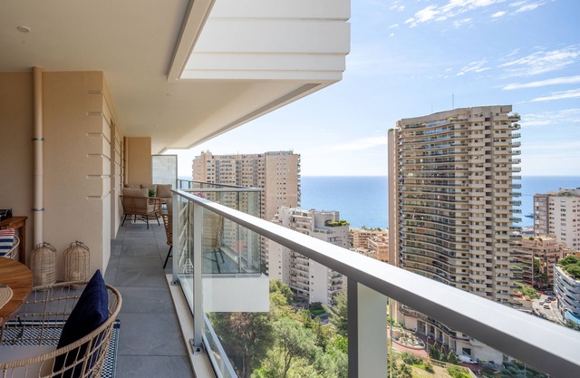 Monaco à pied - Piscine et vue mer