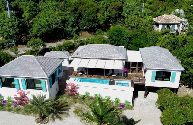 Monarch Cottage Waterfront Fish Bay, Pebble shoreline, A/C, Generator