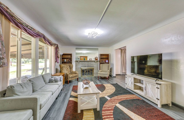 Monroeville Vacation Rental ~ 3 Mi to Boyce Park!