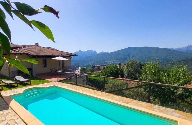Montepigoli, private pool, stunning views, walk to restaurants/village,WIFI!
