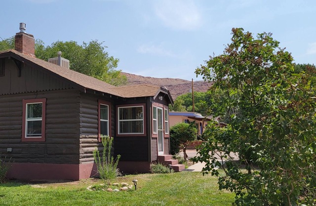 Month to Month Rental - Adorable 2 bedroom cabin close to downtown Moab!