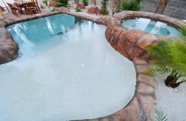 Monthly Beach house tub, pool, jacuzzi close to Strip & Downtown