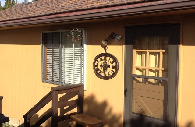 Monthly Private Cabin Located on Hidden Cul-De-Sac. with Hot Tub.