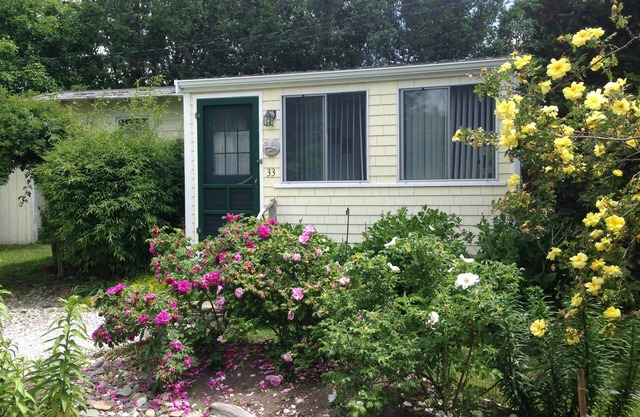 Monthly Rental! Walk to Beach from adorable 1 bedroom cottage