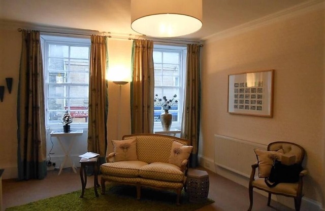 Montrose Apartment - an apartment that sleeps 3 guests in 2 bedrooms