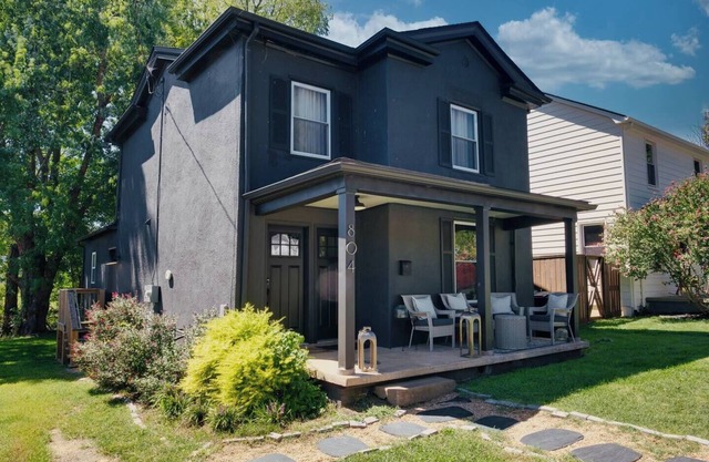 Montrose Manor- In the heart of Belmont!