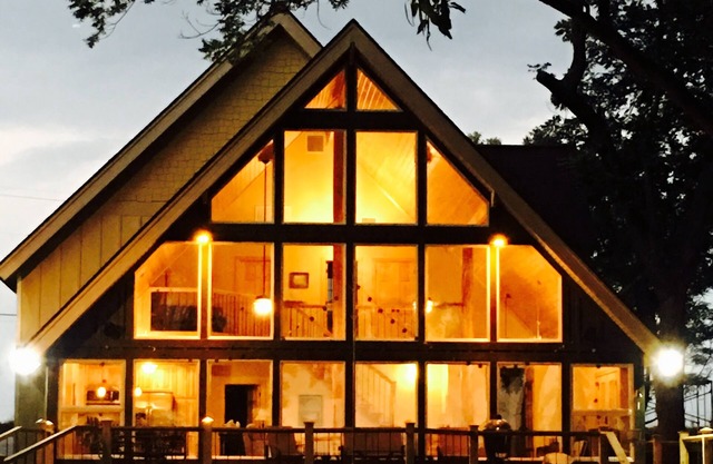 Moon Lake MS lakeside lodge perfect for family or couples getaway!