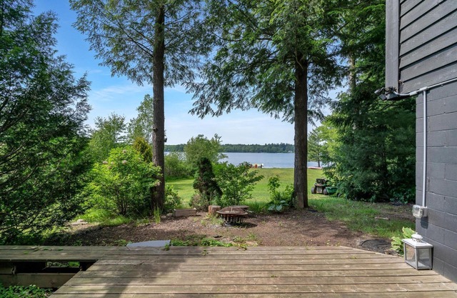 Moon River Cottage Sanctuary With Private Beach in Bala!