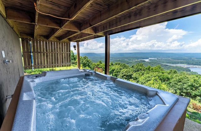 Moose Tracks Cabin – Hot Tub & Bluff Views