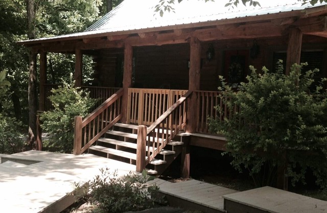 Moose Tracks Lodge on Johnson Lake- Gated Community-Cabin has Hottub