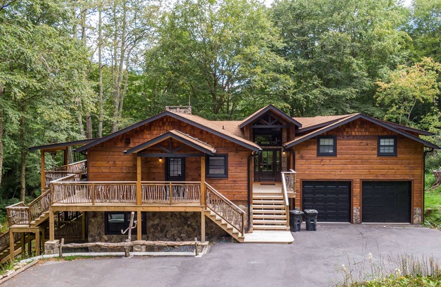 Moosey Creek Lodge - Creekside home with a hot tub!