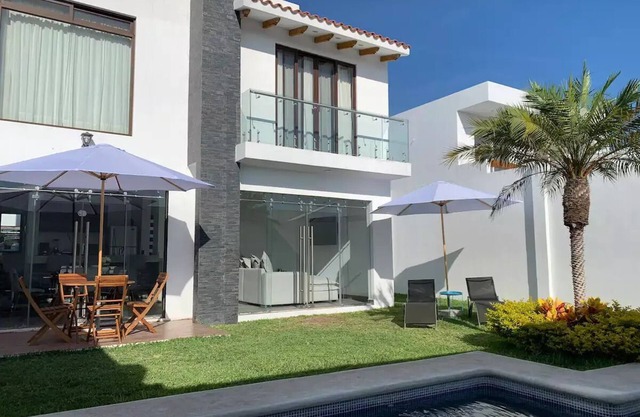 More House with Pool, Jacuzzi, Heated