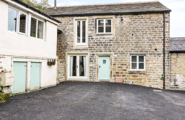 MORGAN'S BARN, pet friendly, character holiday cottage in Honley