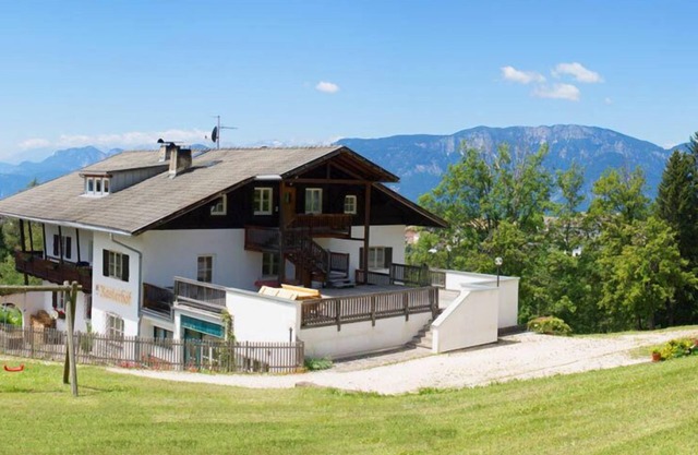 Morning sun apartment on the grid courtyard
