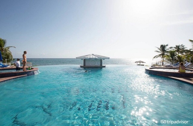 Morritts Tortuga club resort , family friendly pool view / beach front