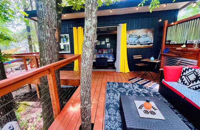 Mosaic Cabin On the River, Downtown SPARTA TN!