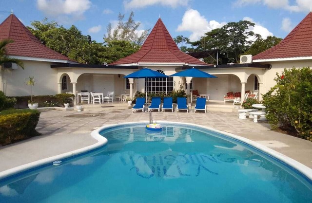 Most Affordable Private Villa with pool In Runaway Bay