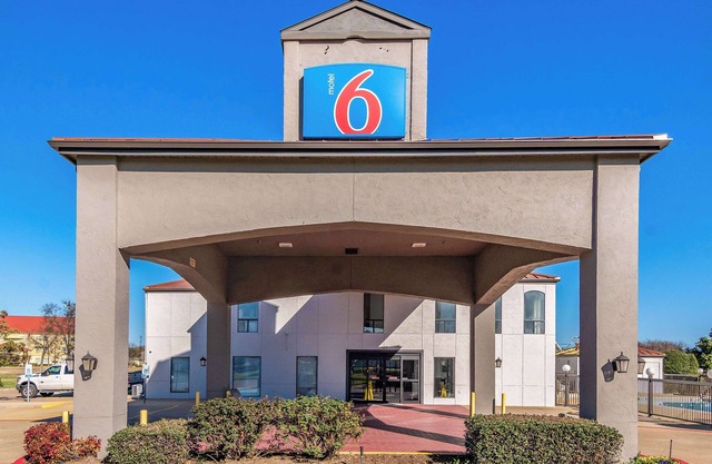 Motel 6 Ennis, TX