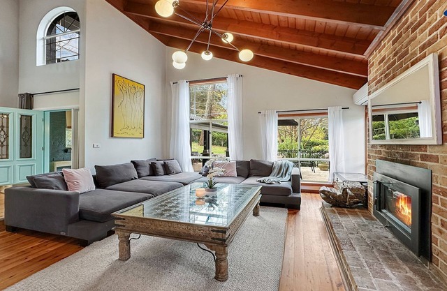 Mount Gibraltar Retreat – stylish home in a serene natural setting