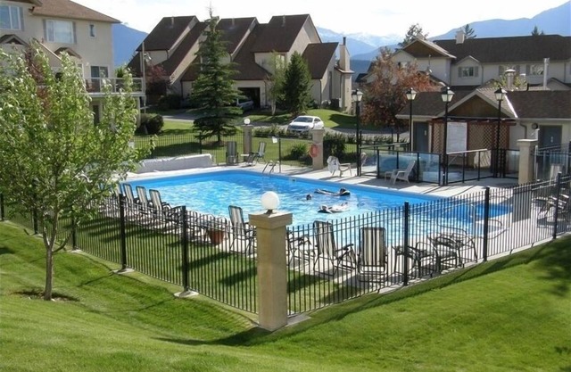 Mountain Bliss Retreat – Stunning Views & Serene Escape in Radium Hot Springs!