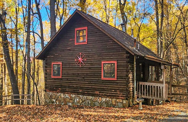 Mountain cabin with hot tub, pool, ping-pong - dogs OK