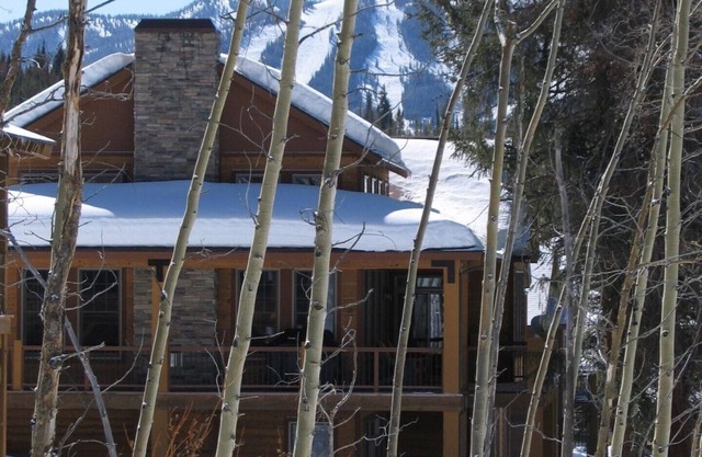 Mountain Comfort in Esteemed Rendezvous