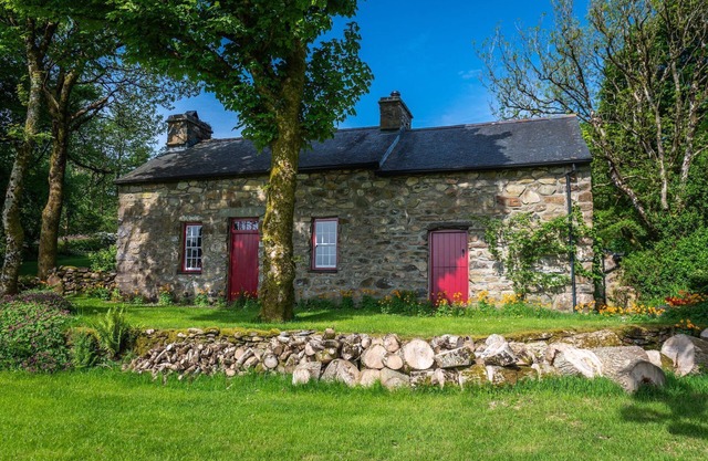 Mountain Cottage - sleeps 7 guests in 3 bedrooms