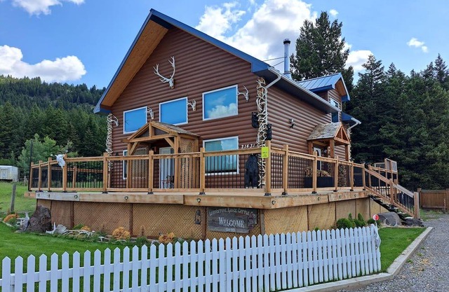 Mountain cottage huge master bedroom pet friendly sauna, hot tub, deck