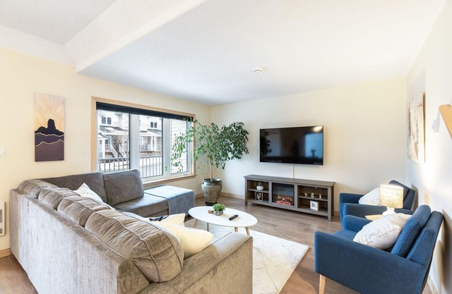 Mountain Haus w/HOT TUB & large backyard w/firepit. Only 7 mins to downtown