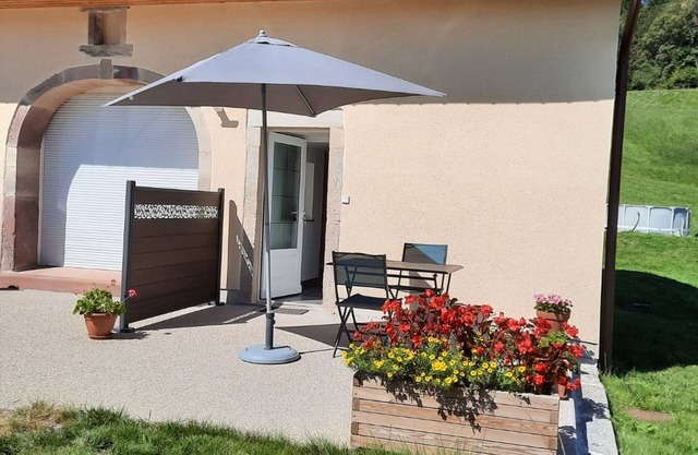 Mountain Retreat: Cozy 2-Person Cottage with Terrace & Barbecue, near Hiking Trails and Alsace