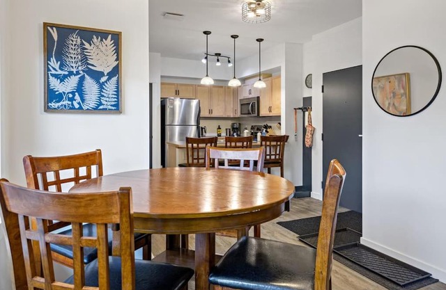 Mountain Retreat - Modern and Bright with Panorama Views 2 bedrooms, 4 beds, heated all-year outdoor pool, hottub, balcony, Banff Park Pass