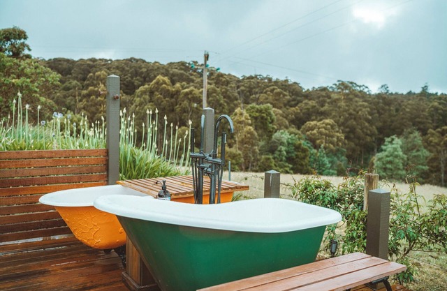 Mountain retreat - views, outdoor baths, 40 mins to snow