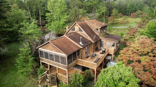 Mountain Retreat w HotTub, Spacious Deck & FirePit