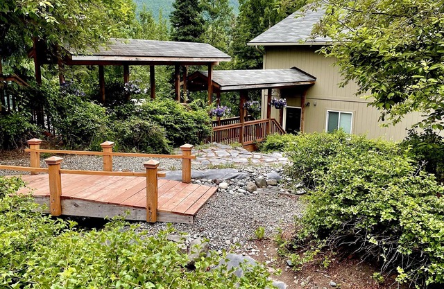 Mountain retreat with hot tub, private deck, kitchen & stunning views.