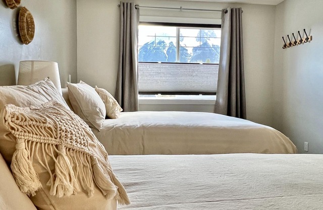Mountain View 2BR/Hot tub/Banff Gate